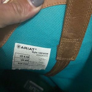 Distressed Ariat 4LR Cowgirl boots size 8.5